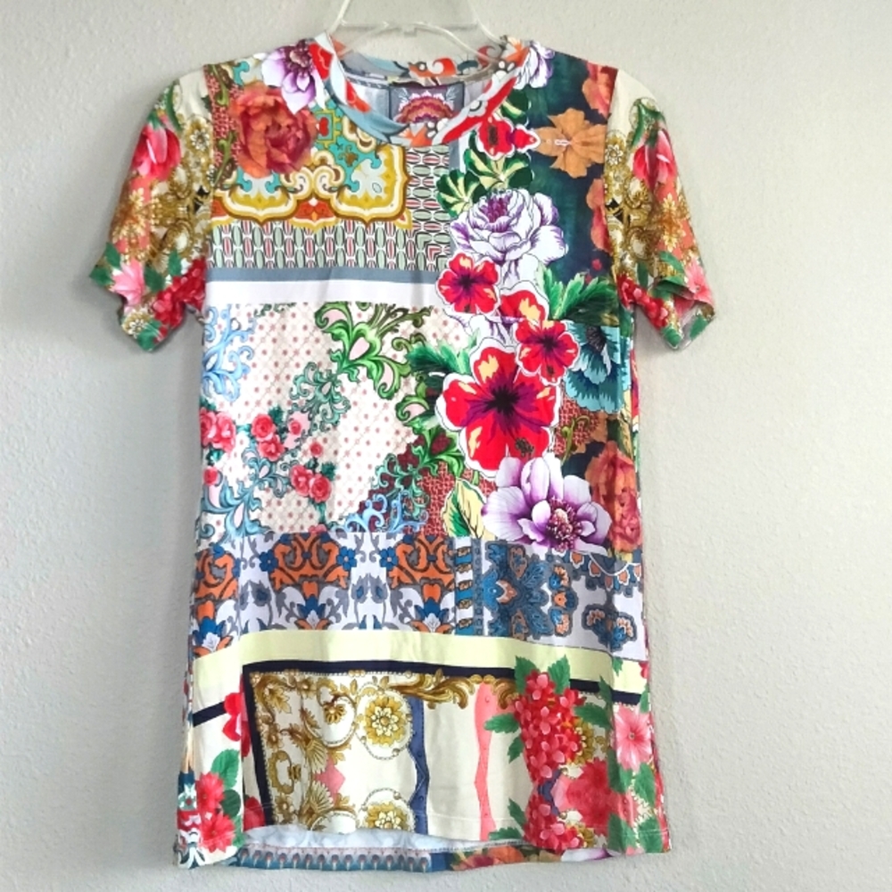 Johnny Was Size XS Red and Green Graphic Short Sleeve Tee